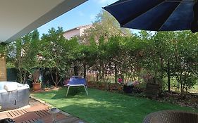 Appartement entier Cozy Rdj Parking gratuit, proche tramway, stade OL, ARENA, Eurexpo, Aéroport StExupéry, Gare TGV Lyon Partdieu